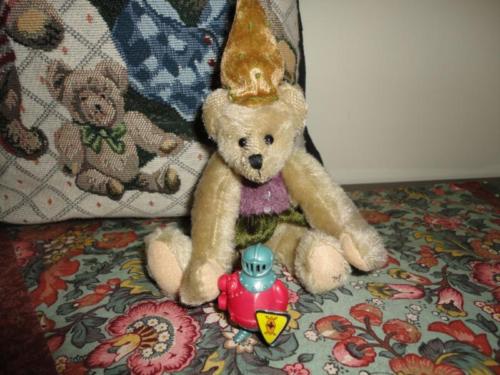 Ganz Cottage Collectibles Jester Humpback Bear Artist Mary Ann Gebhardt 2000