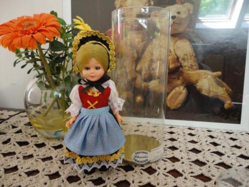 Original Schneider Trachten Doll Blackforest Germany Vaduz Lichtenstein in Case